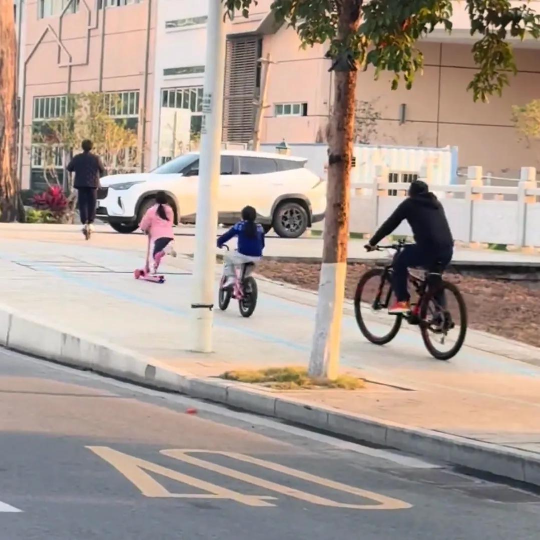 _妈妈带娃和奶奶带娃_奶奶带娃和外婆带娃谁更加好