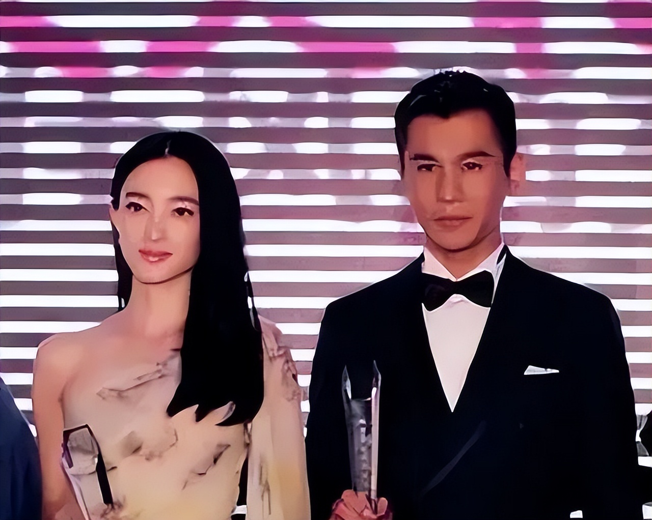 _诈骗13.9亿、金条茅台垫桌腿，王丽坤"豪门"成噩梦 ，刘涛深受其害_诈骗13.9亿、金条茅台垫桌腿，王丽坤"豪门"成噩梦 ，刘涛深受其害