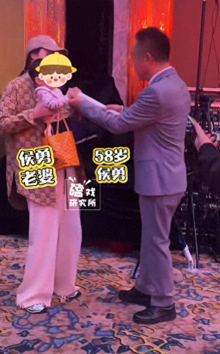 张铁林携再婚妻子亮相_baby抱儿子惊喜亮相_