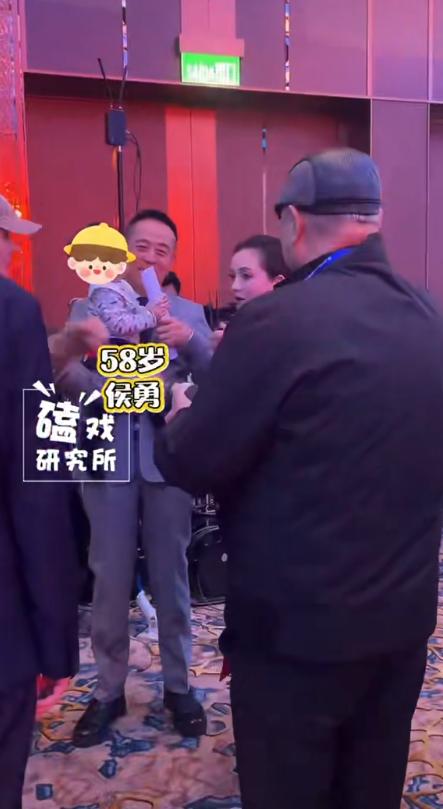 张铁林携再婚妻子亮相__baby抱儿子惊喜亮相