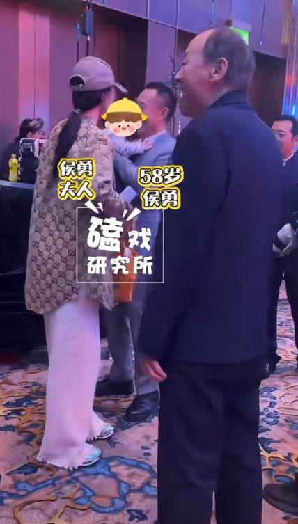 baby抱儿子惊喜亮相__张铁林携再婚妻子亮相