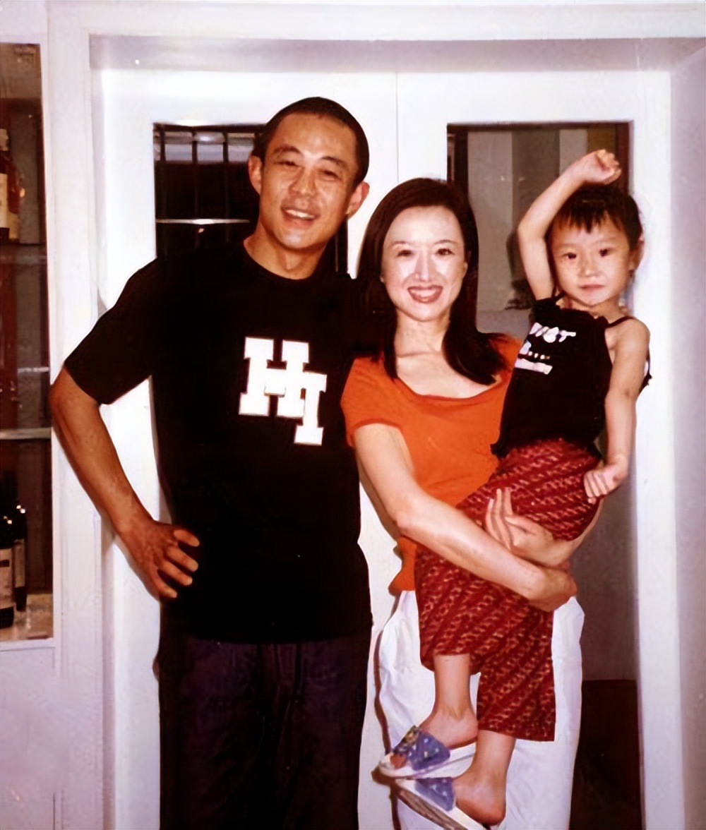 _baby抱儿子惊喜亮相_张铁林携再婚妻子亮相