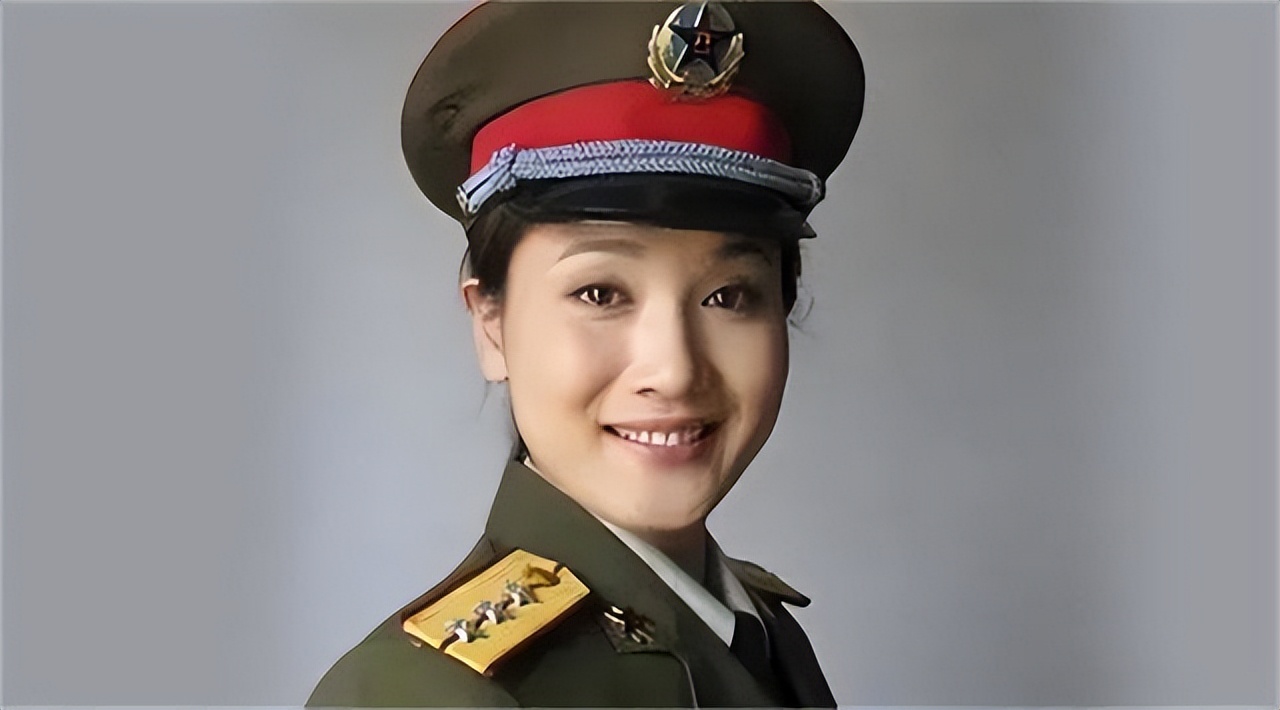 baby抱儿子惊喜亮相__张铁林携再婚妻子亮相