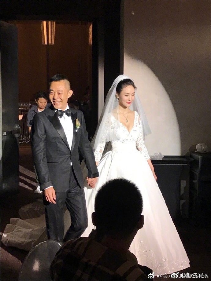 _baby抱儿子惊喜亮相_张铁林携再婚妻子亮相