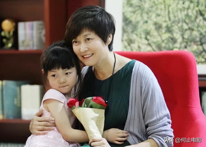 父亲身价亿万，母亲央视名嘴敬一丹，她嫁英国老公扎根农村做公益__父亲身价亿万，母亲央视名嘴敬一丹，她嫁英国老公扎根农村做公益