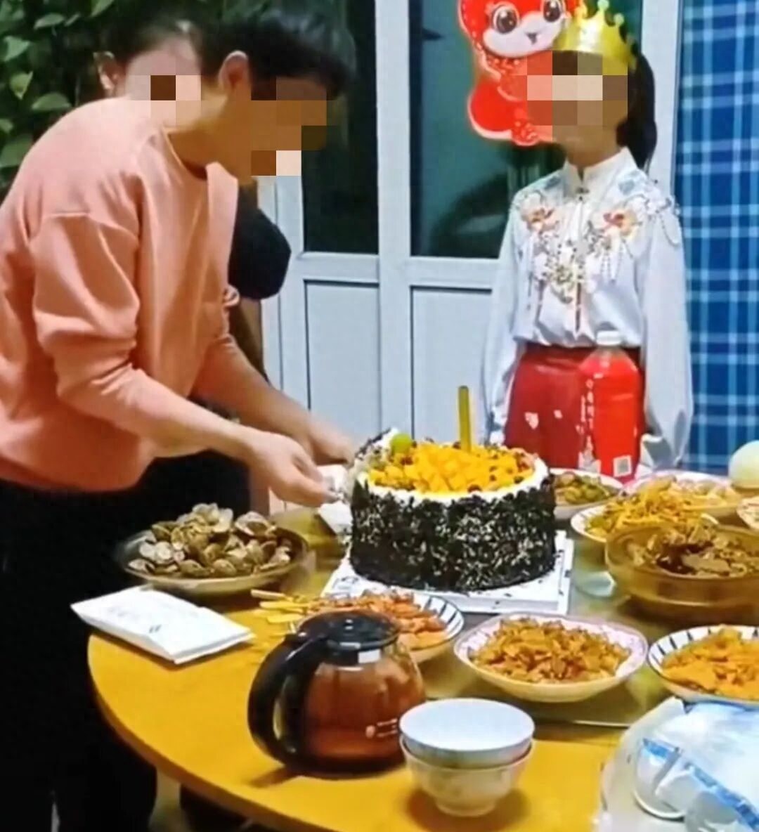 “女孩生日聚会最中式恐怖的一幕”：奴性教育，正在逼疯中国孩子__“女孩生日聚会最中式恐怖的一幕”：奴性教育，正在逼疯中国孩子