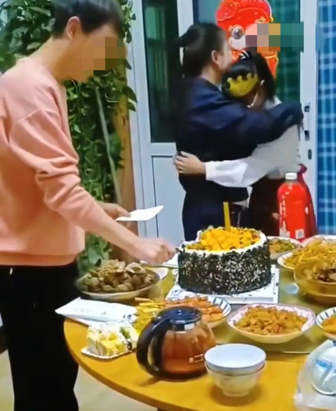 “女孩生日聚会最中式恐怖的一幕”：奴性教育，正在逼疯中国孩子__“女孩生日聚会最中式恐怖的一幕”：奴性教育，正在逼疯中国孩子