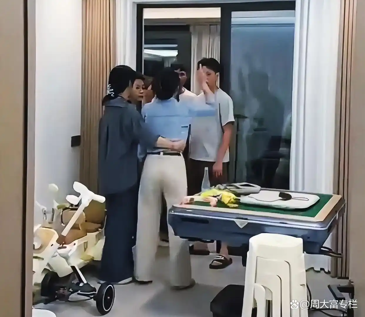 _广东一男子偷情贷款120万给对方花，原配找上门，10分钟视频流出_广东一男子偷情贷款120万给对方花，原配找上门，10分钟视频流出