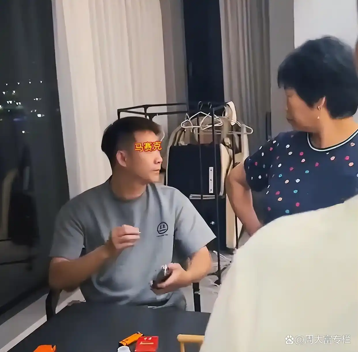 广东一男子偷情贷款120万给对方花，原配找上门，10分钟视频流出__广东一男子偷情贷款120万给对方花，原配找上门，10分钟视频流出