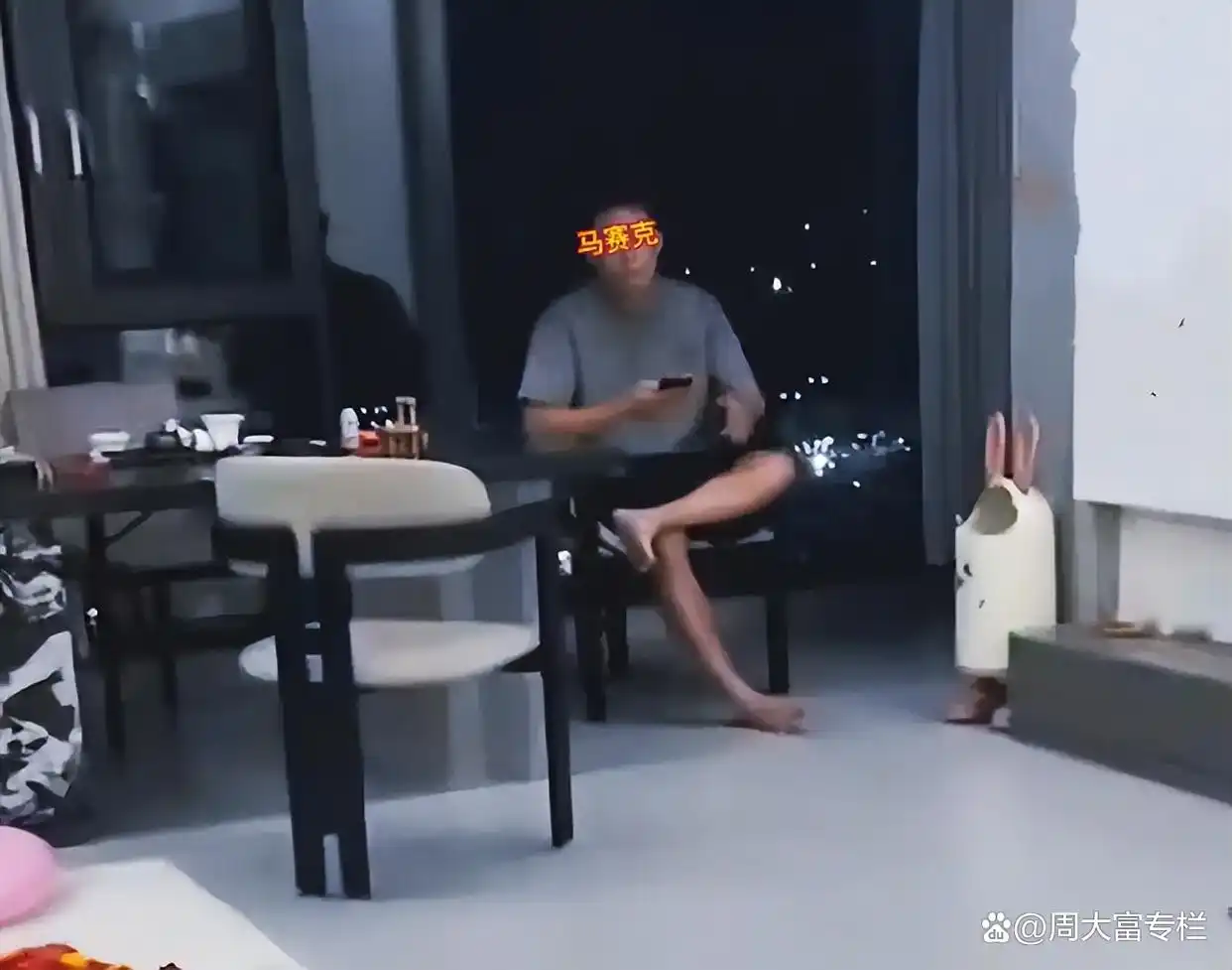 广东一男子偷情贷款120万给对方花，原配找上门，10分钟视频流出__广东一男子偷情贷款120万给对方花，原配找上门，10分钟视频流出