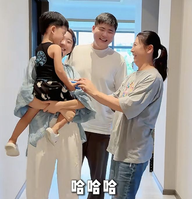 闫学晶哭穷风波升级！本人火速关评投诉相关内容，儿子账号设私密__闫学晶哭穷风波升级！本人火速关评投诉相关内容，儿子账号设私密