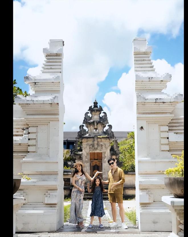 杜若溪一家海外度假，老公和女儿一起出镜，幸福的一家人_杜若溪一家海外度假，老公和女儿一起出镜，幸福的一家人_