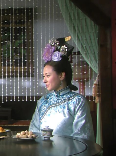 _大厅里摆满了看演出的观众_猜明星脸明星糗脸答案