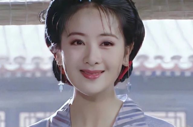 猜明星脸明星糗脸答案__大厅里摆满了看演出的观众