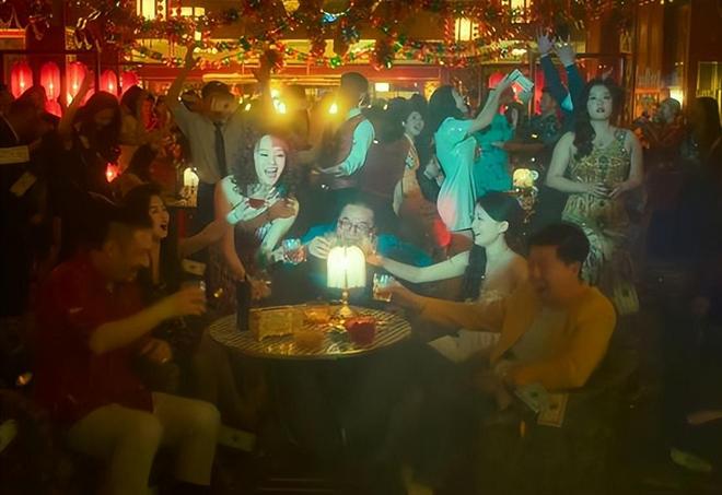 《人之初》中满腹赘肉的“陪酒女”引争议，殊不知这是导演的高明_《人之初》中满腹赘肉的“陪酒女”引争议，殊不知这是导演的高明_