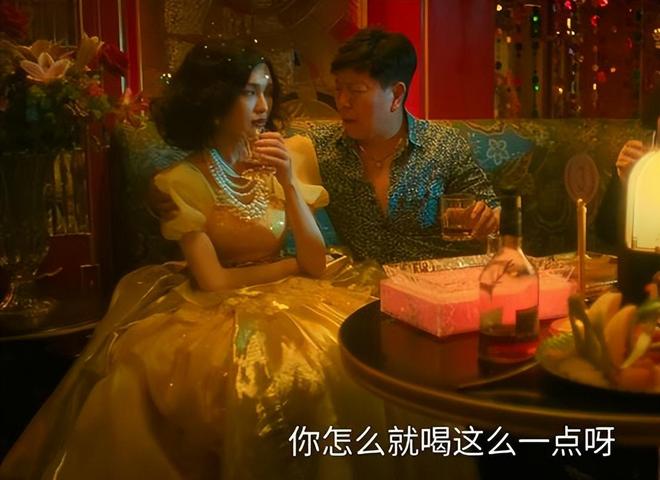 _《人之初》中满腹赘肉的“陪酒女”引争议，殊不知这是导演的高明_《人之初》中满腹赘肉的“陪酒女”引争议，殊不知这是导演的高明