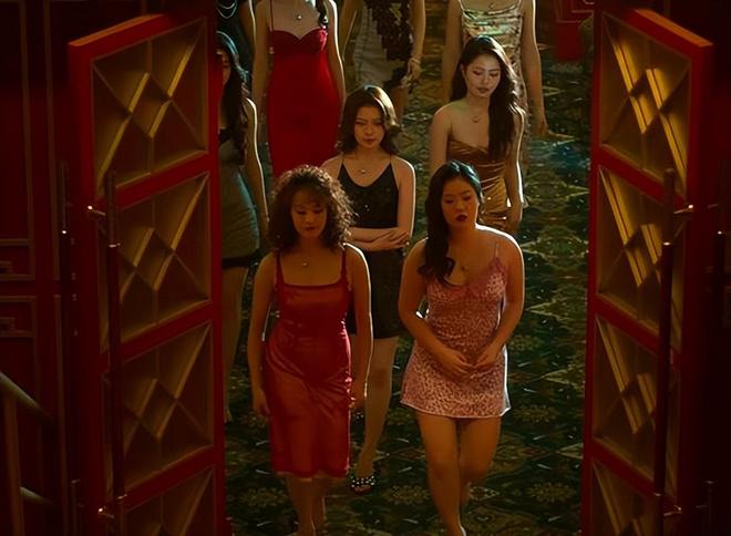 《人之初》中满腹赘肉的“陪酒女”引争议，殊不知这是导演的高明_《人之初》中满腹赘肉的“陪酒女”引争议，殊不知这是导演的高明_