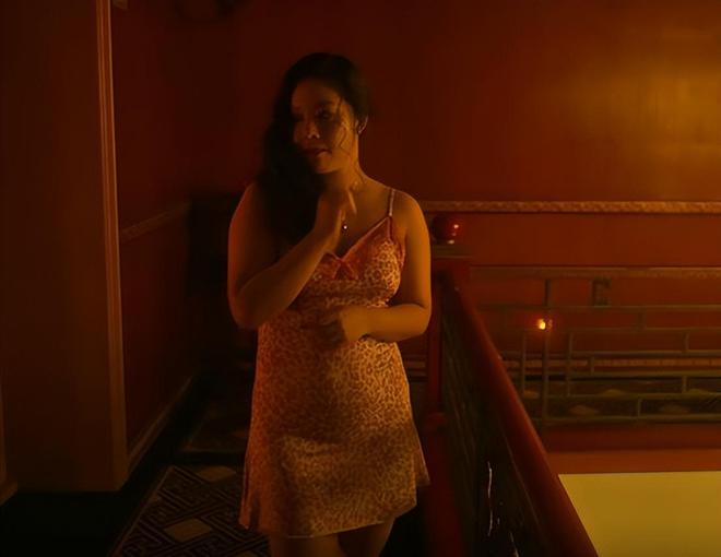 _《人之初》中满腹赘肉的“陪酒女”引争议，殊不知这是导演的高明_《人之初》中满腹赘肉的“陪酒女”引争议，殊不知这是导演的高明