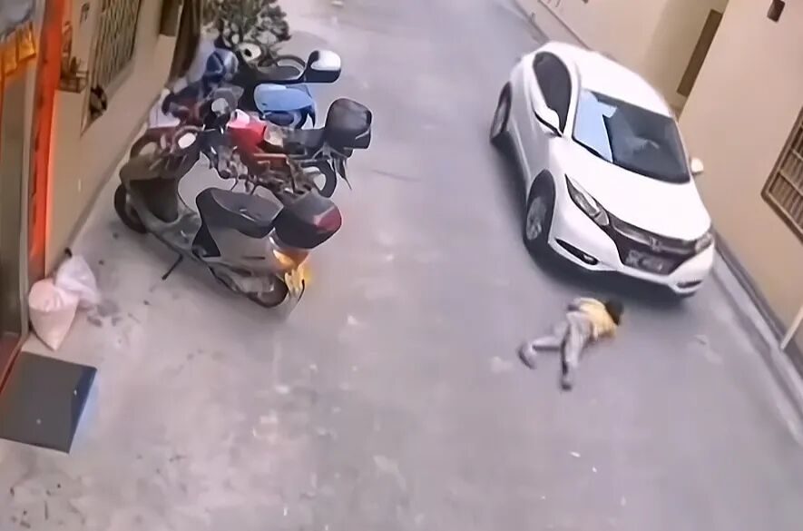 被挂上热搜“广州某甜品店最恶俗一幕”，炸出爱玩烂梗的低智群体_被挂上热搜“广州某甜品店最恶俗一幕”，炸出爱玩烂梗的低智群体_