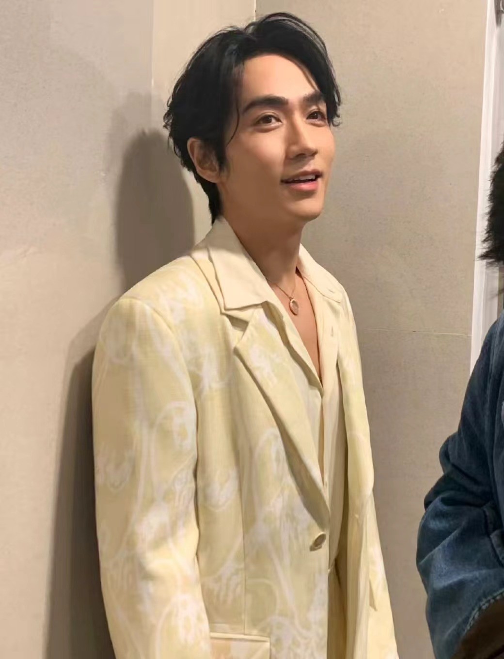 _朱一龙整容了吗_金城武近照身形发福