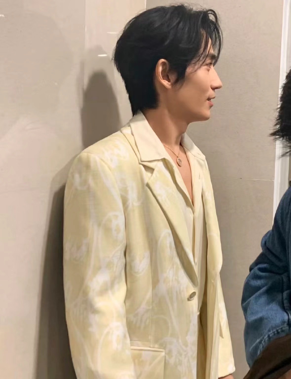 _金城武近照身形发福_朱一龙整容了吗