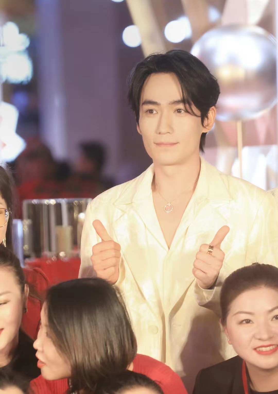 _朱一龙整容了吗_金城武近照身形发福