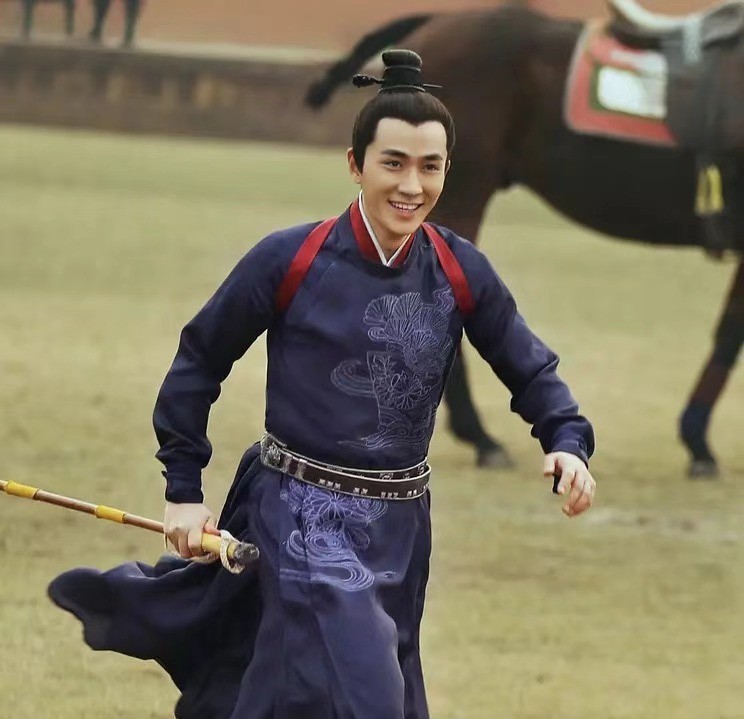 朱一龙整容了吗_金城武近照身形发福_