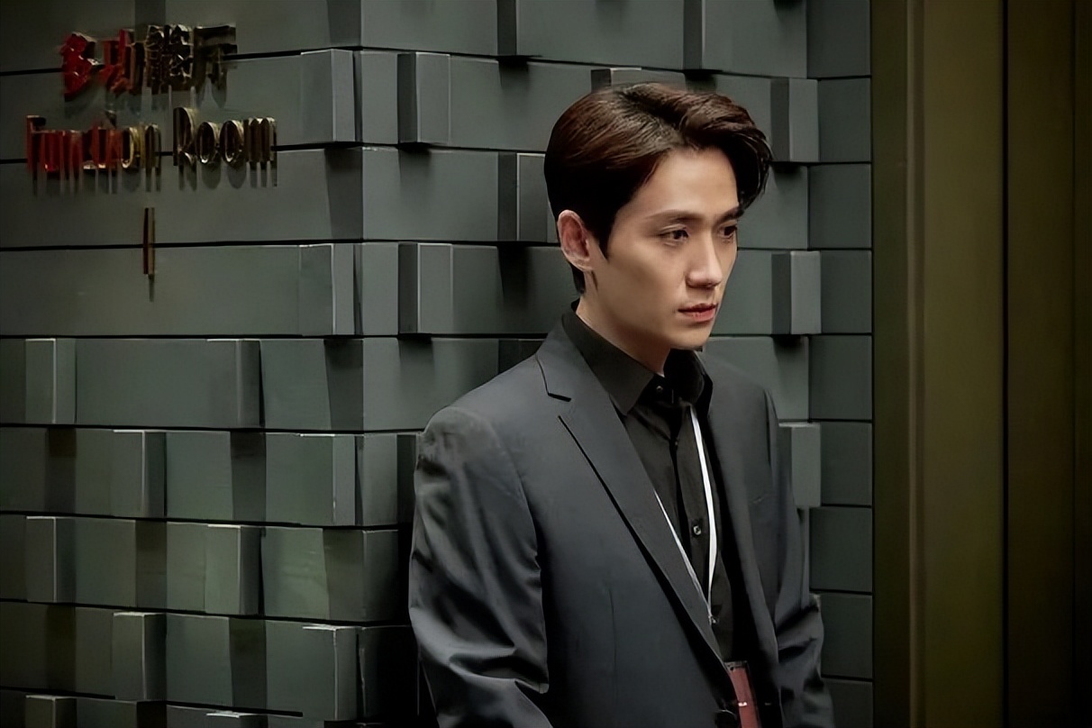 朱一龙整容了吗_金城武近照身形发福_