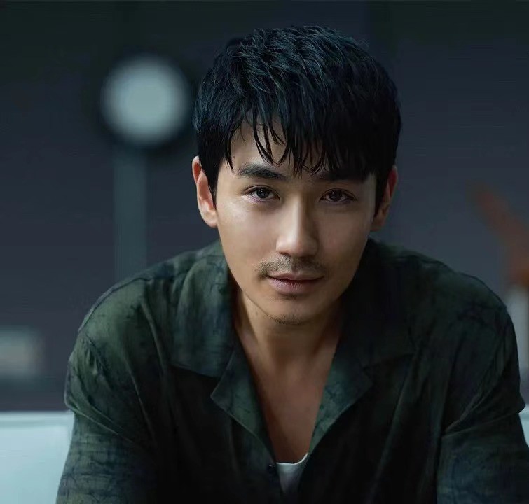 _朱一龙整容了吗_金城武近照身形发福