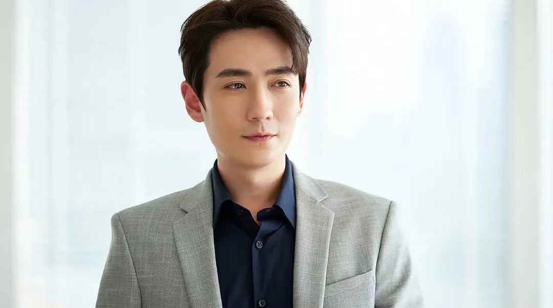 金城武近照身形发福_朱一龙整容了吗_