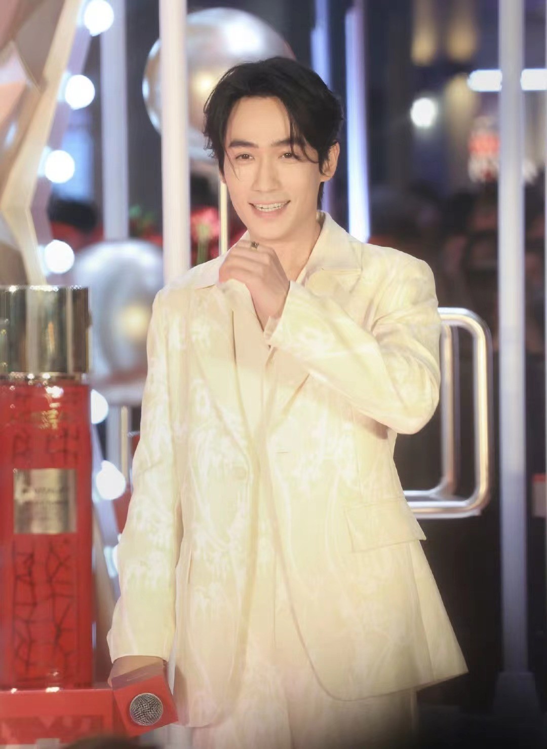 朱一龙整容了吗__金城武近照身形发福