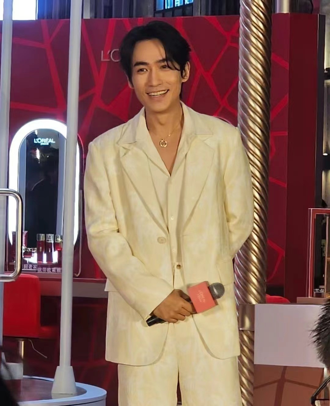 朱一龙整容了吗_金城武近照身形发福_