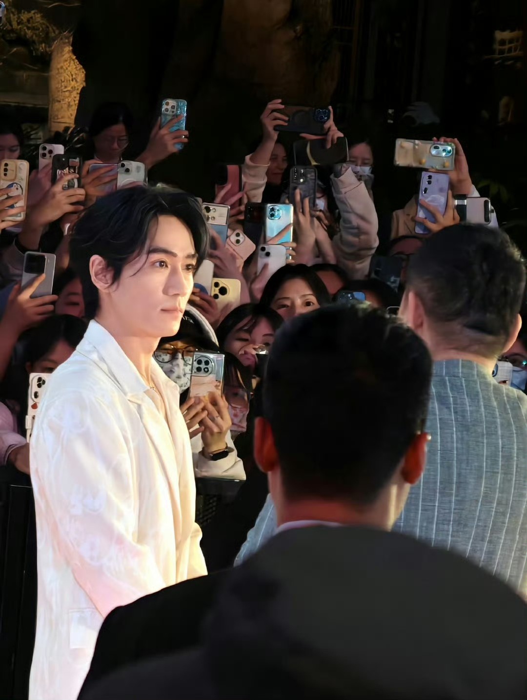 _朱一龙整容了吗_金城武近照身形发福