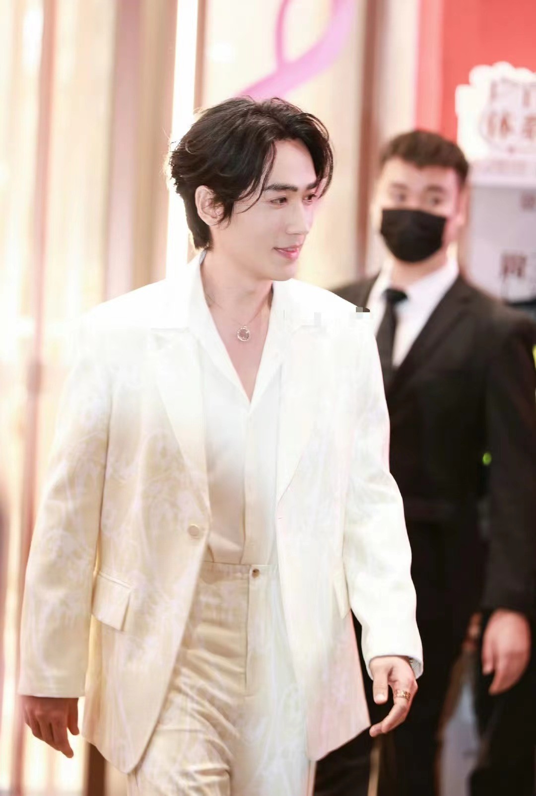 朱一龙整容了吗_金城武近照身形发福_