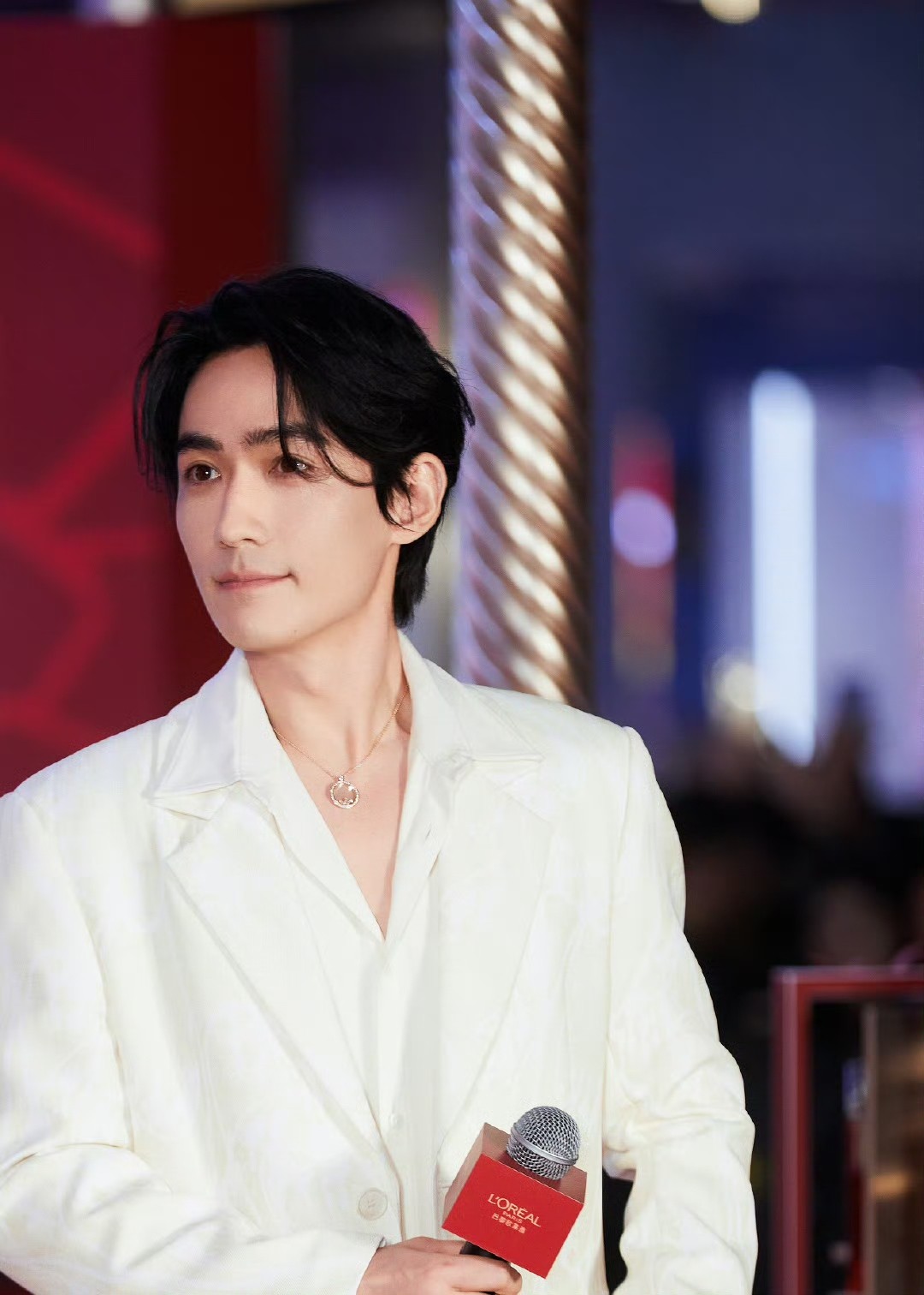 _金城武近照身形发福_朱一龙整容了吗