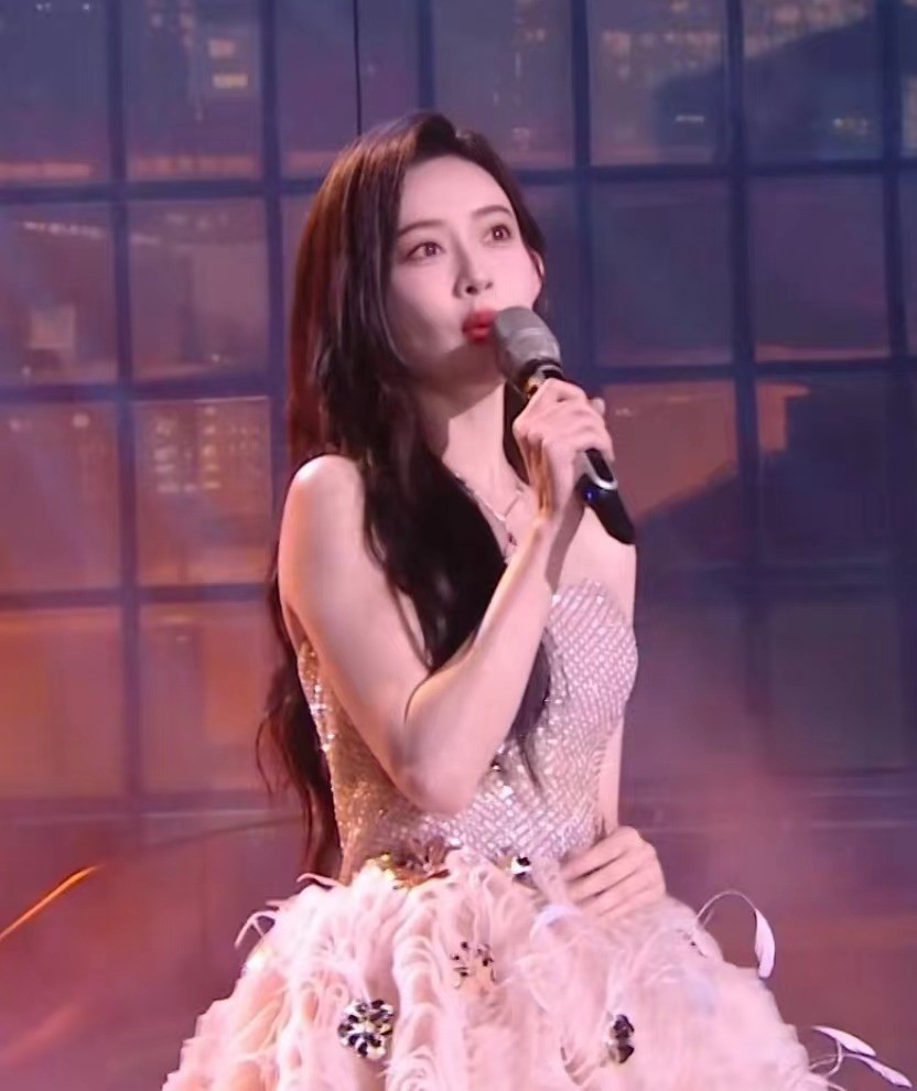 杨幂2015参加那个跨年晚会__孟子义杨幂