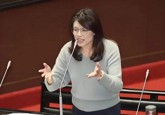 舰对岸导弹__两岸舰艇发生对峙,所有舰艇摘除炮衣,台军方已下令,可采取措施