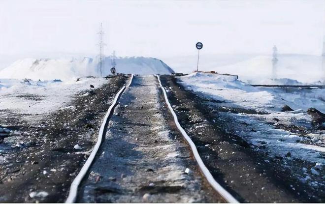 青藏铁路边的铁棒__青藏铁路两边铁棒干什么用的