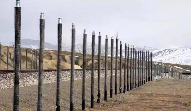 _青藏铁路两边铁棒干什么用的_青藏铁路边的铁棒