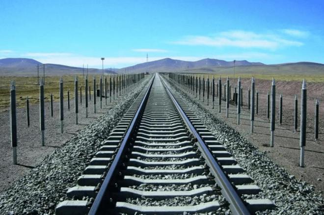 青藏铁路两边铁棒干什么用的__青藏铁路边的铁棒