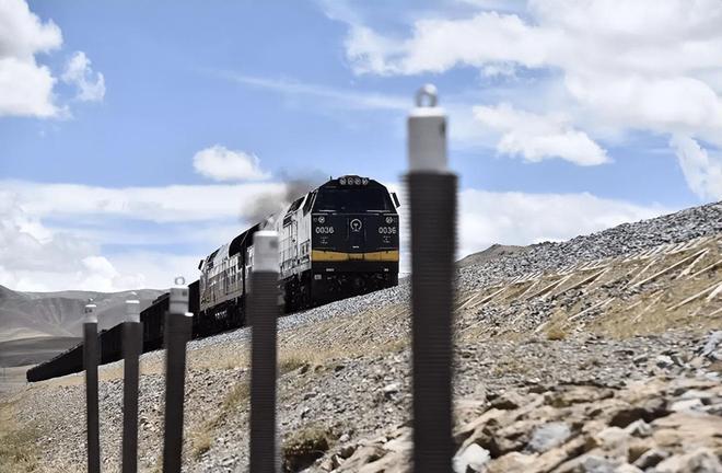 _青藏铁路边的铁棒_青藏铁路两边铁棒干什么用的