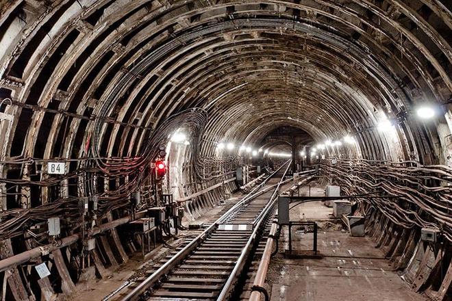 青藏铁路边的铁棒_青藏铁路两边铁棒干什么用的_