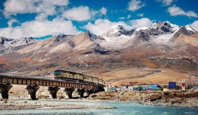 青藏铁路两边铁棒干什么用的_青藏铁路边的铁棒_