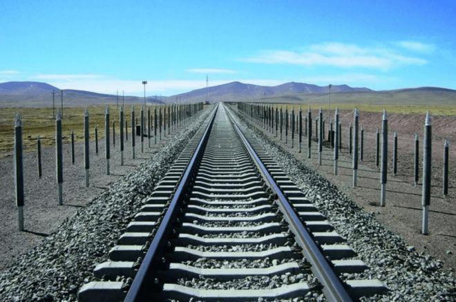 青藏铁路边的铁棒__青藏铁路两边铁棒干什么用的