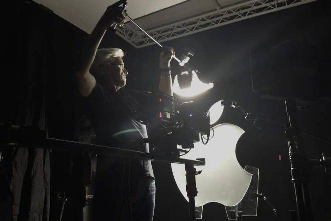 库克发了张疑似 AI 生图，把反 AI 神剧《同乐者》给背刺了__库克发了张疑似 AI 生图，把反 AI 神剧《同乐者》给背刺了