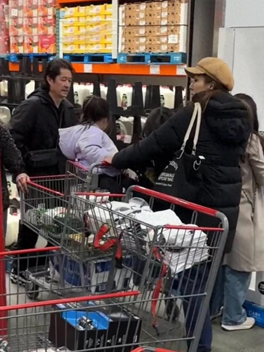 偶遇钟嘉欣和老公带娃逛超市,大13岁老公模样显老,颜值差距明显__偶遇钟嘉欣和老公带娃逛超市,大13岁老公模样显老,颜值差距明显