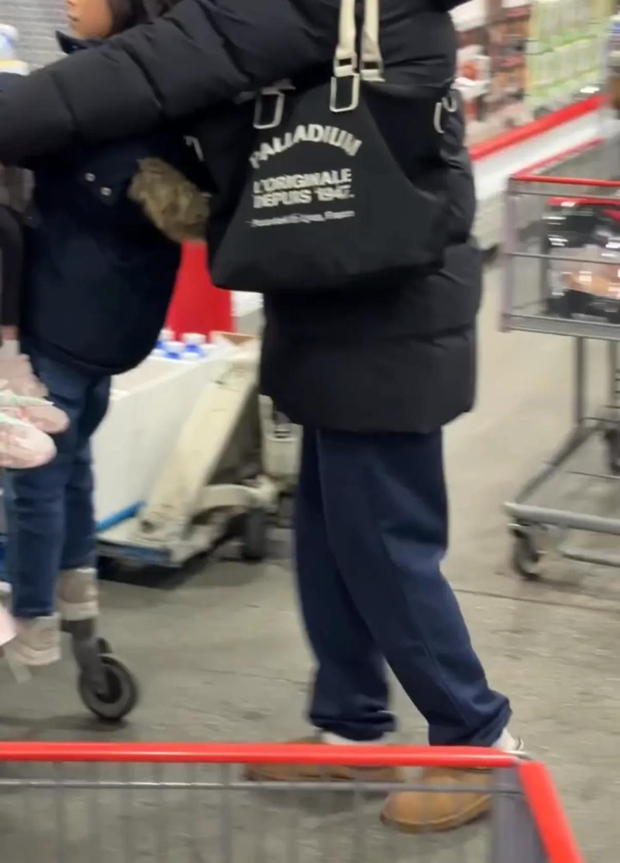 偶遇钟嘉欣和老公带娃逛超市,大13岁老公模样显老,颜值差距明显__偶遇钟嘉欣和老公带娃逛超市,大13岁老公模样显老,颜值差距明显