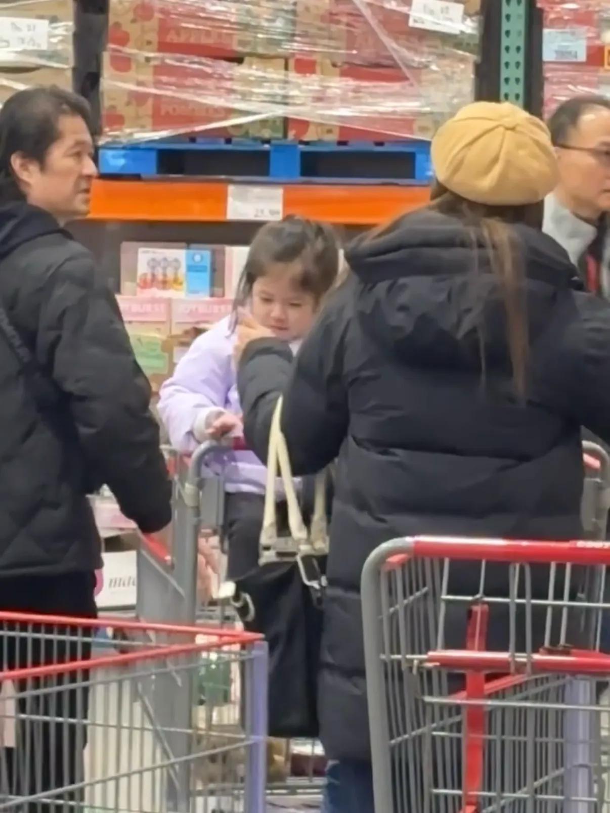 偶遇钟嘉欣和老公带娃逛超市,大13岁老公模样显老,颜值差距明显_偶遇钟嘉欣和老公带娃逛超市,大13岁老公模样显老,颜值差距明显_