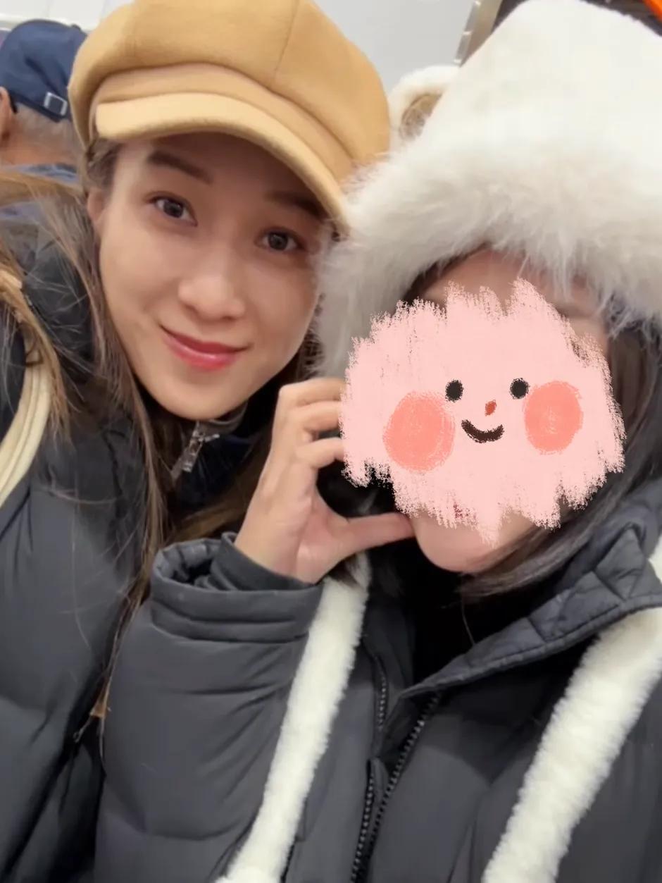 偶遇钟嘉欣和老公带娃逛超市,大13岁老公模样显老,颜值差距明显__偶遇钟嘉欣和老公带娃逛超市,大13岁老公模样显老,颜值差距明显