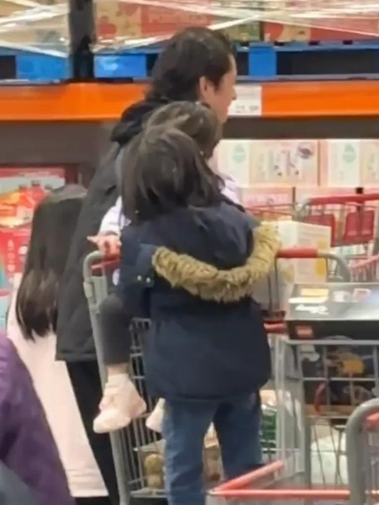 _偶遇钟嘉欣和老公带娃逛超市,大13岁老公模样显老,颜值差距明显_偶遇钟嘉欣和老公带娃逛超市,大13岁老公模样显老,颜值差距明显